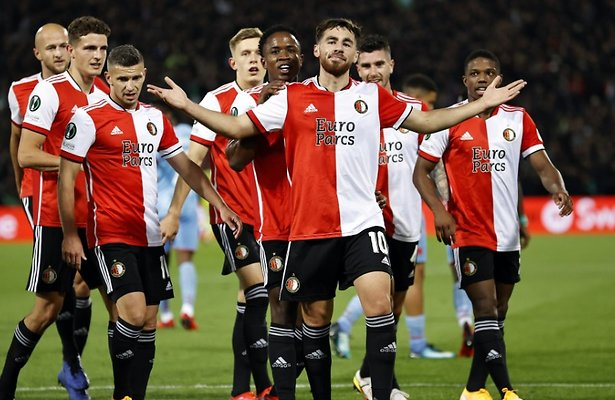 De TV van gisteren: Voetbal stoot donderdagavondhits van de troon